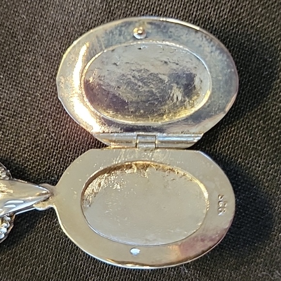 Vintage 90's Hand Engraved Locket Marked 925 On A Rhodium Plated Sterlin… - Picture 6 of 8
